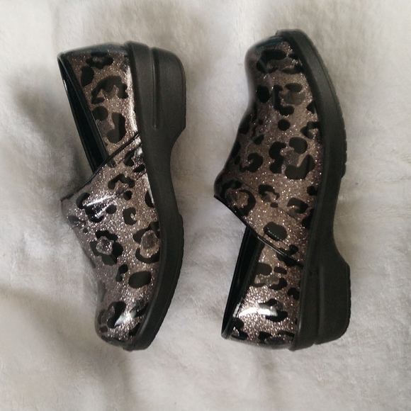 Savvy Brandy Silver Glitter Leopard Clogs - Picture 3 of 4